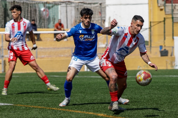 Isra Peláez protege el balón ante un jugador del Melilla (