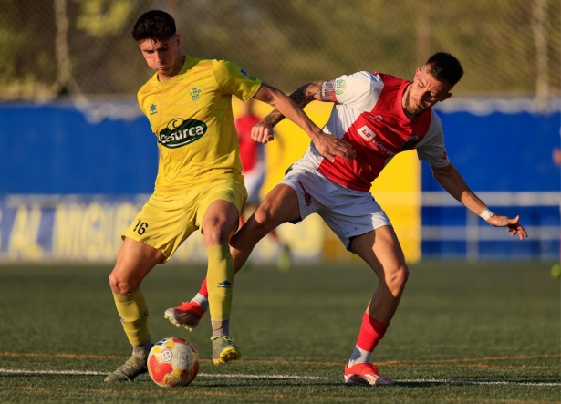 Huétor Tájar y Churriana disputaron un intenso partido (DIEGO LEMUS Huétor Tájar y Churriana disputaron un intenso partido (DIEGO LEMUS