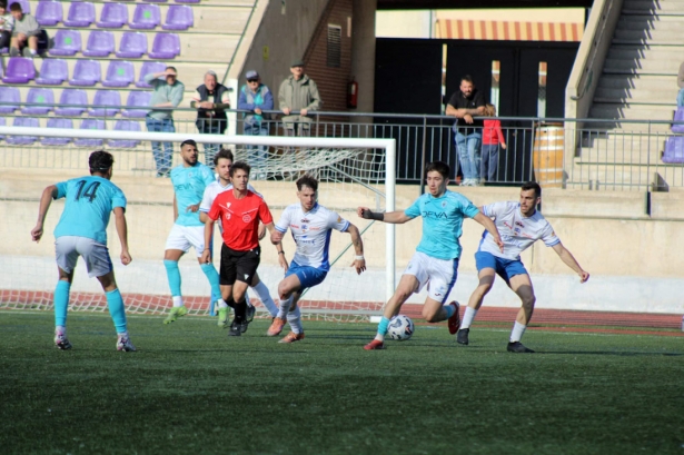 Funes y Sera disputan el balón con un jugador del Atlético de Marbella (NATALIA CASTILLO)