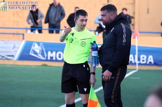 El entrenador del Guadix CF, Alberto Chacón (ATLÉTICO MONACHIL)