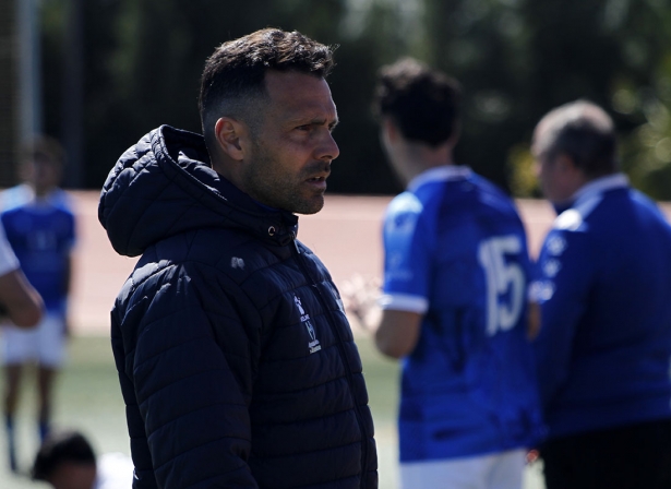 Javier Vilaseca, entrenador de la UD Maracena, durante el partido ante el CD Santa Fe (J. PALMA)