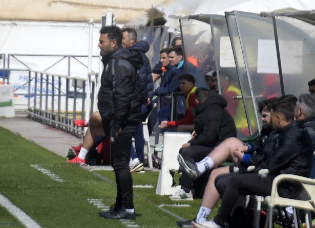 Rizos, entrenador del CD Huétor Vega, durante el partido ante el CD Torreperogil (GP MEDIA)