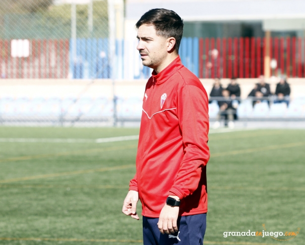 Julio Franco, entrenador del Vandalia de Peligros, durante un partido (J. PALMA)