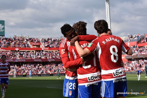 Los jugadores del Granada CF celebran un tanto ante la SD Huesca (JOSÉ M. BALDOMERO)