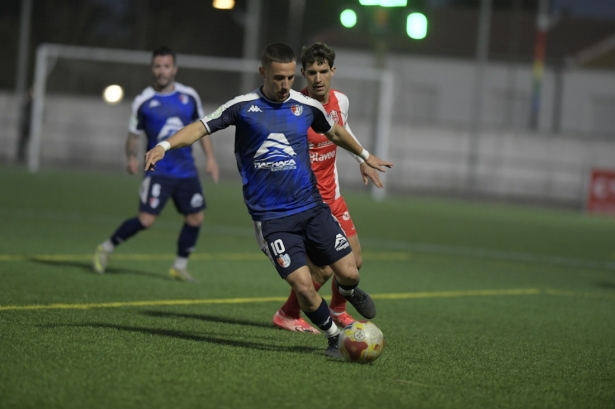 Adri Osorio avanza con el balón (GPMEDIA)