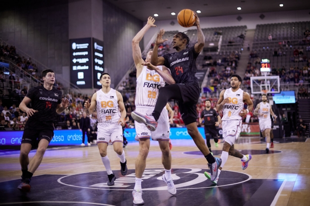 Jasel Pérez penetra a canasta (FERMÍN RODRÍGUEZ/COVIRÁN GRANADA)