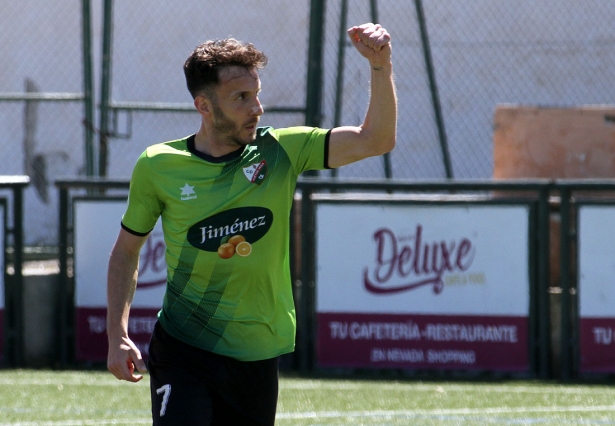 Jorge Vela, que marcó dos goles y dio una asistencia, celebra un tanto ante el Churriana CF (J. PALMA)