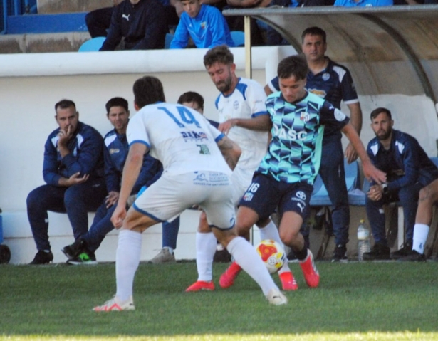 El motrileño Carlos Camacho acosado por los malagueños Álvaro Moro y Wolfgang (SEMANARIO MUCHO DEPORTE)