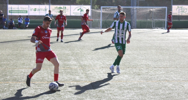 Sera golpea el balón ante un jugador del Benagalbón (PACO CASTILLO) Sera golpea el balón ante un jugador del Benagalbón (PACO CASTILLO)