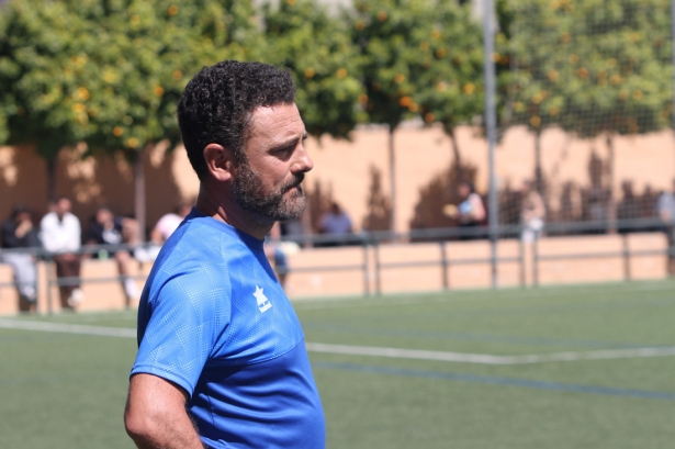 El entrenador del CD Huétor Vega, Manuel Moreno `Rizos` (J. PALMA)
