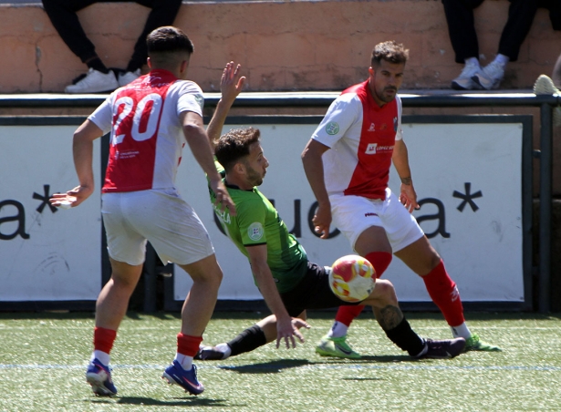 Jorge Vela, jugador del CD Huétor Vega, en una acción del derbi ante el Churriana CF (J. PALMA)