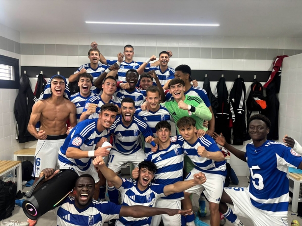 El Granada juvenil celebra el triunfo (CANTERA NAZARL