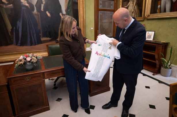 La alcaldesa de Granada, Marifrán Carazo, junto al presidente de la RFAF, Pedro Curtido, en la renovación de la alianza (AYUNTAMIENTO DE GRANADA)