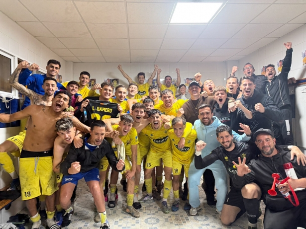 El CD Huétor Tájar celebra la victoria (CD HUÉTOR TÁJAR)