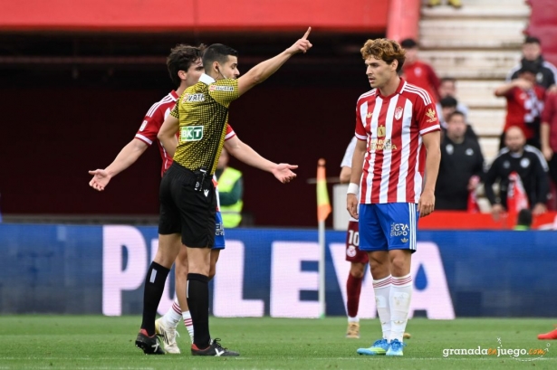 Pascual fue expulsado en el minuto 90 (J.M. BALDOMERO) Pascual fue expulsado en el minuto 90 (J.M. BALDOMERO)