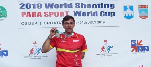 Melitón Briñas posa con su medalla de plata (GRANADA PARALÍMPICA) Melitón Briñas posa con su medalla de plata (GRANADA PARALÍMPICA)