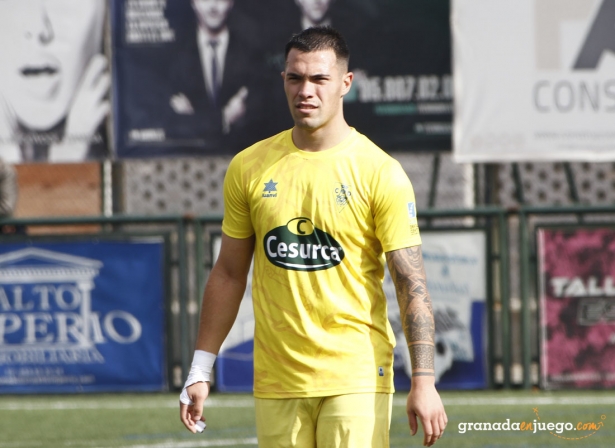 Velázquez, jugador del CD Huétor Tájar, durante un encuentro (J. PALMA)