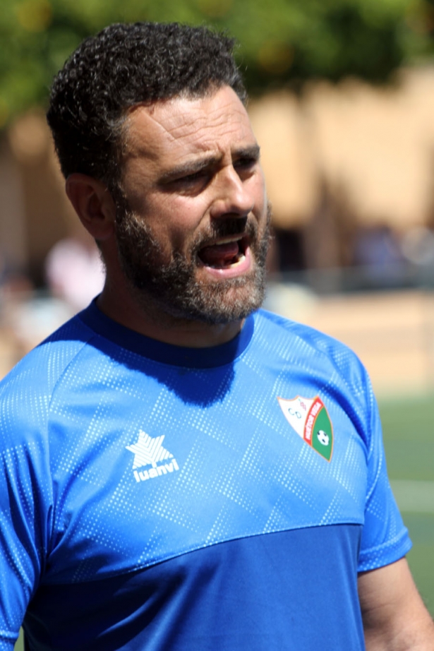 Manuel Moreno `Rizos`, entrenador del CD Huétor Vega (J. PALMA)