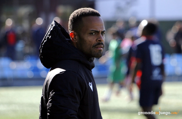 Johan Durán, entrenador del Atarfe Industrial, durante un partido (J. PALMA)