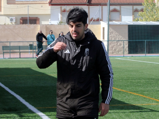 Adolfo Martínez, entrenador del Granada C, durante un partido (J. PALMA)
