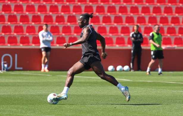 Bouldini durante un entrenamiento con el Granada (J. AZCOYTIA)