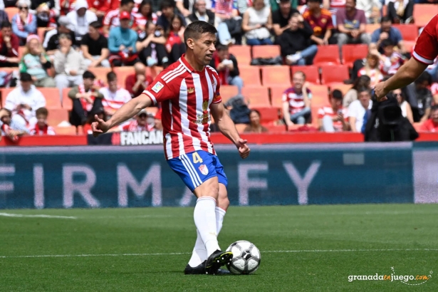 Rubén Alcaraz, tras su renovación, continuará como rojiblanco la próxima temporada (JOSÉ M. BALDOMERO)