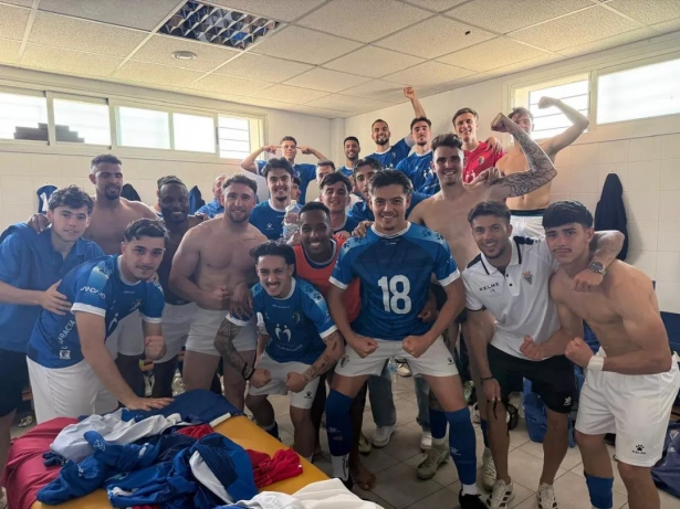 El Maracena celebra el triunfo (UD MARACENA)