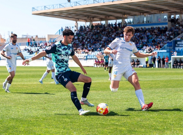 El motrileño Manu López avanza con el balón ante Cerrato (SEMANARIO MUCHO DEPORTE