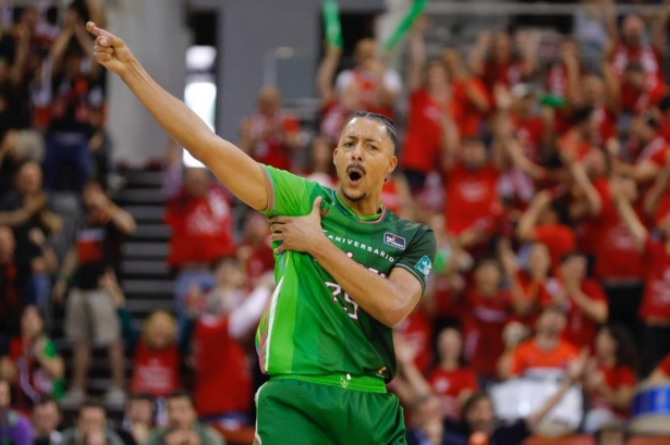 Howard cuajó un gran partido ante Unicaja (COVIRAN GRANADA)
