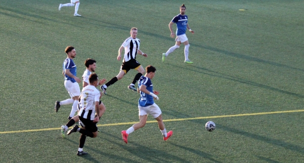 Fabián persigue el balón en una acción del partido (PACO CASTILLO)