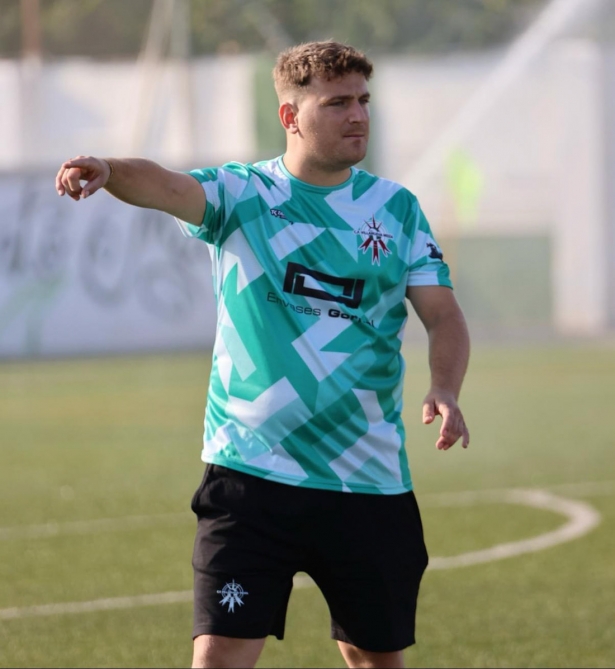 Melchor González, entrenador del CF Villanueva Mesía, durante un encuentro (JOSÉ ANDRÉS FERNÁNDEZ)