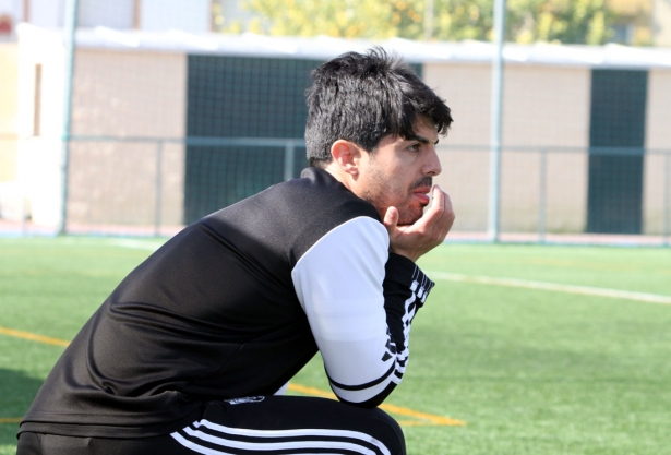 Adolfo Martínez, entrenador del Granada C, durante un partido (J. PALMA)