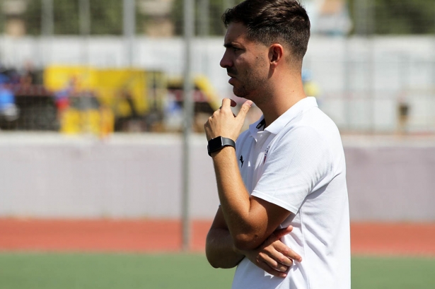 Julio Franco, técnico del Vandalia de Peligros, durante un encuentro (J. PALMA)