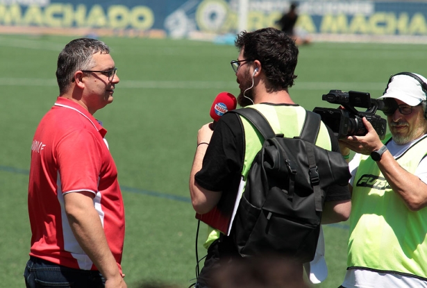 Eduardo Salmerón atiende al compañero Mikel Vellisca de MarcadorEnJuego (GUADIX CF)