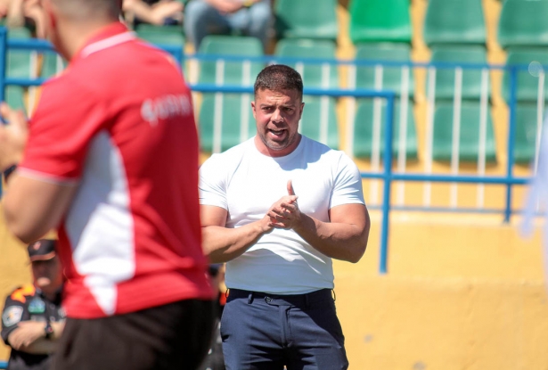 Alberto Chacón, entrenador del Guadix CF, en un momento del partido ante el ADF Costra Tropical (GUADIX CF)