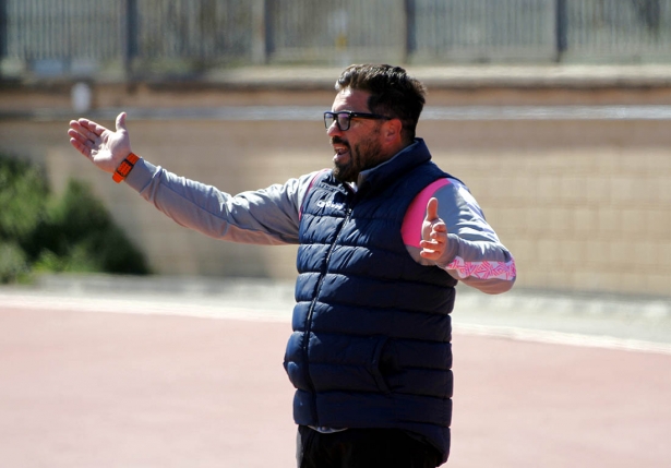 Luis Torres, entrenador del CD Santa Fe, durante un partido de esta temporada (J. PALMA)