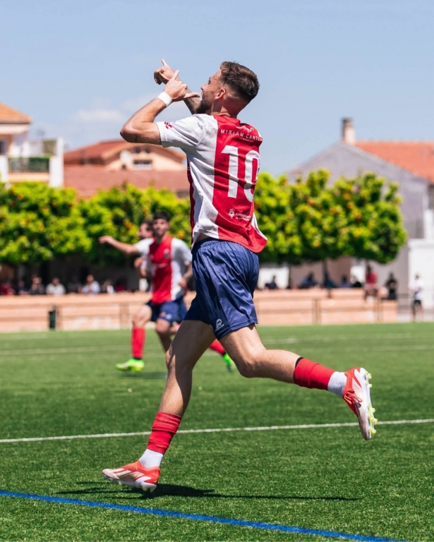 Nacho Buil celebra un gol (CHURRIANA CF)