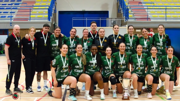 El BM Granada posa con su título 