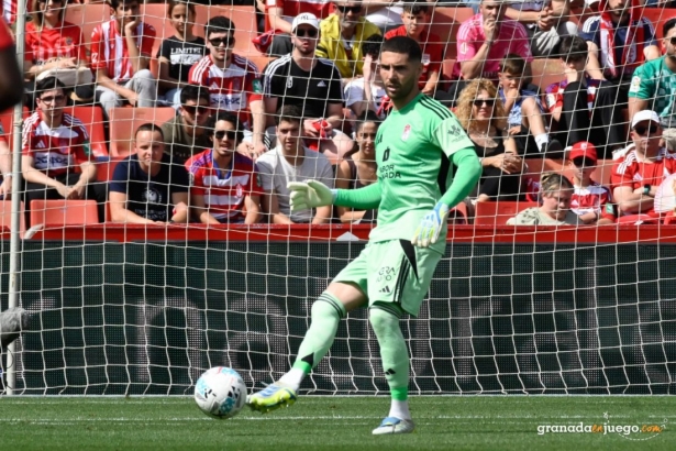 Luca Zidane dejó buenas intervenciones para evitar una goleada más abultada (J.M. BALDOMERO)