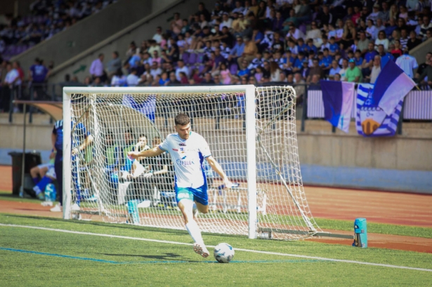 Sergio Delgado golpea el balón en una acción del partido (MIGUEL JÁIMEZ.)