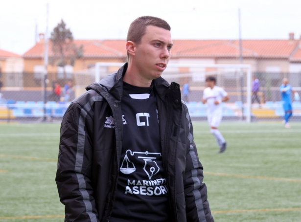 Emilio García, entrenador del Atlético Monachil, en un partido (AT. MONACHIL)