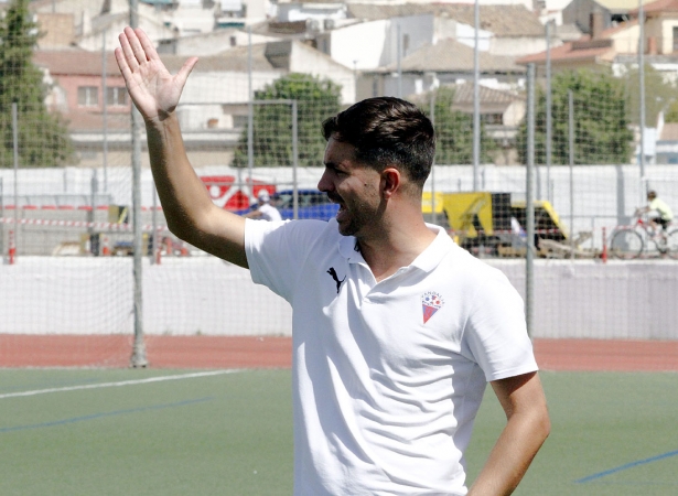 Julio Franco, técnico del Vandalia de Peligros, durante un encuentro (J. PALMA)