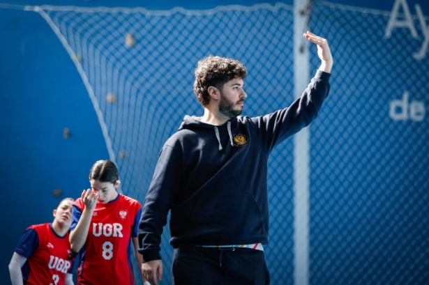 José María Aranda dando indicaciones durante el encuentro (UGR)