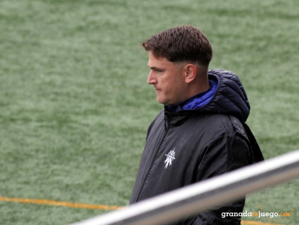 Melchor González, entrenador del CF Villanueva Mesía, durante un encuentro (J. PALMA)
