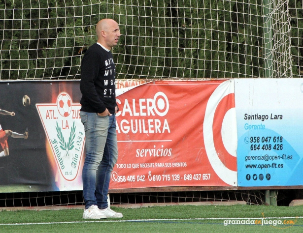 Óscar Gómez, entrenador del Cúllar Vega CF, durante un partido (J. PALMA)