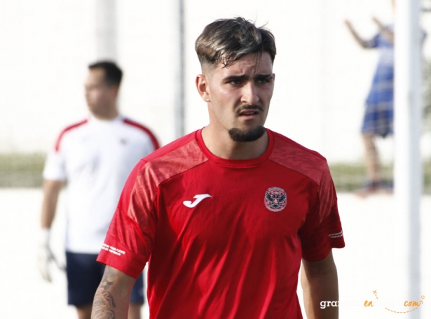 Juanan, jugador del Águilas de Zujáira, en el partido ante el Granada C (J. PALMA)