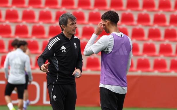 Pacheta corrige a Zinebi durante un entrenamiento (J. AZCOYTIA)