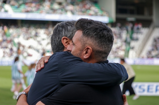 Iván Ania saluda a Pacheta antes del inicio del encuentro (LOF)