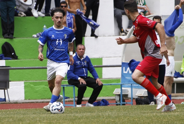 Falín, jugador de la UD Maracena, en una acción del partido ante el Loja CF (J. PALMA)