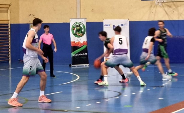 Una jugada del partido disputado en el pabellón `Primero de Mayo` de Atarfe (J. ROSILLO) Una jugada del partido disputado en el pabellón `Primero de Mayo` de Atarfe (J. ROSILLO)